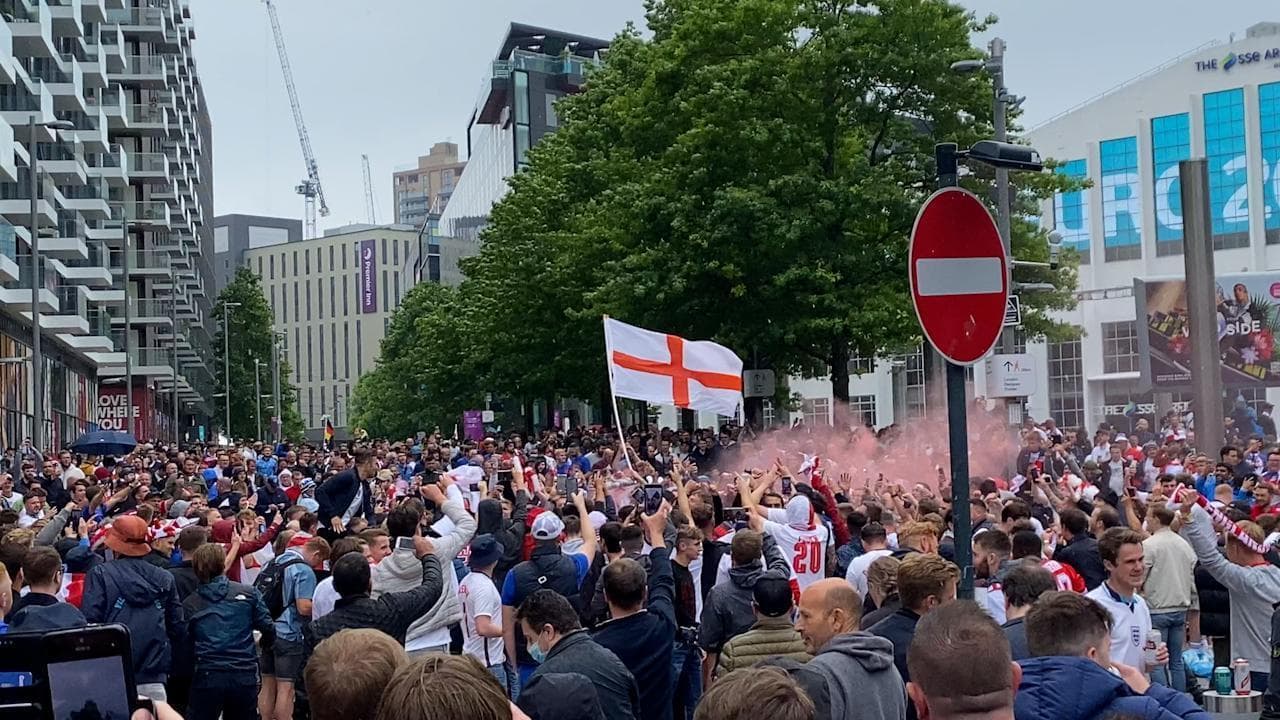 Euro2020, l'invasione dei tifosi a Wembley in attesa di Inghilterra-Germania