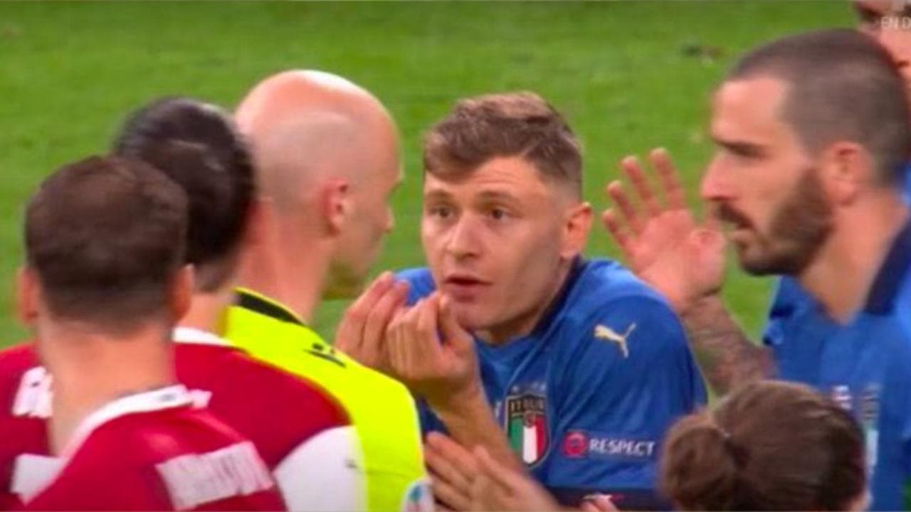 Euro2020, gli Azzurri parlano a gesti con l'arbitro e sui social diventano un meme