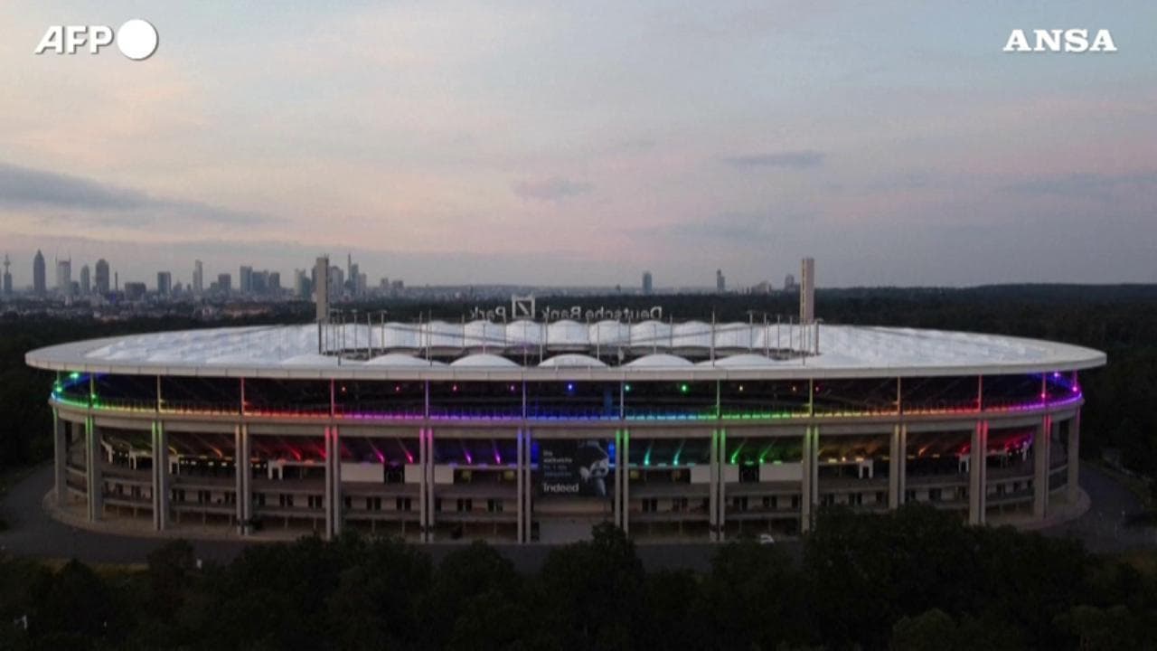 Euro 2020, lo stadio di Francoforte si adorna dei colori dell'arcobaleno