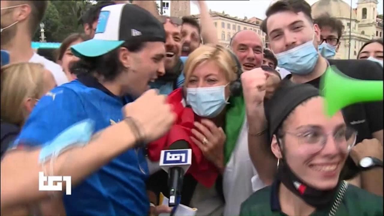 Italia-Galles, la cronista travolta dai tifosi in diretta tv: non riesce a concludere il servizio