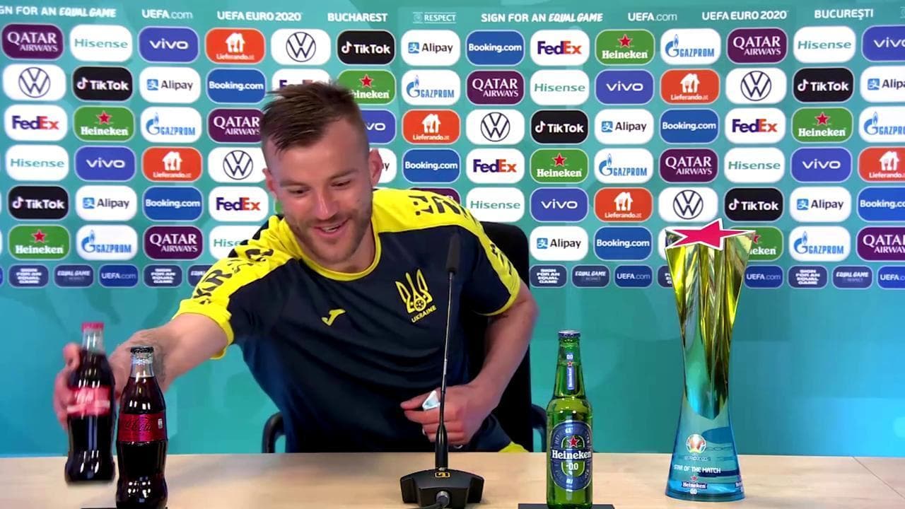 Euro2020, Yarmolenko sposta le bottigliette ma verso di sé: "Per favore, contattatemi!"