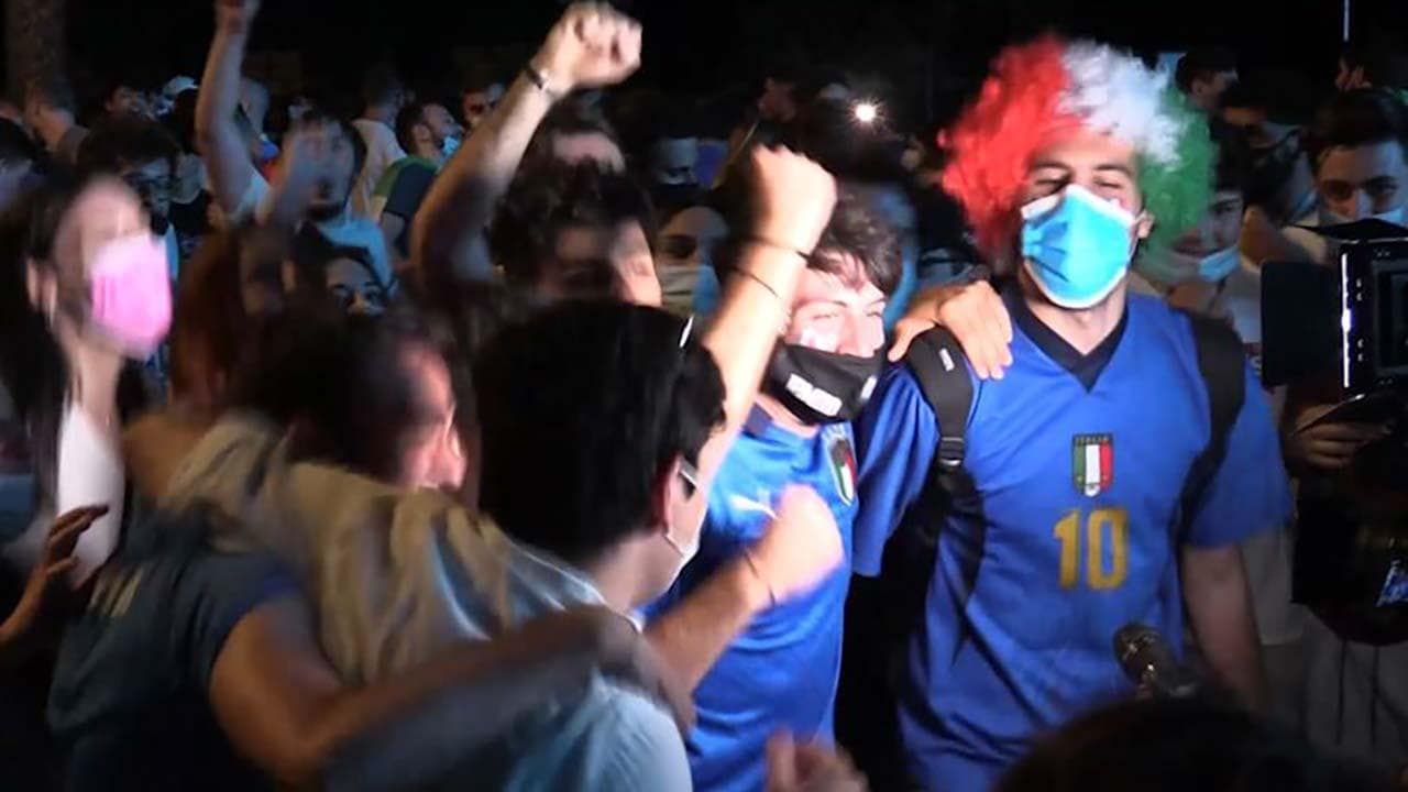 Euro 2020, ai Fori Imperiali la gioia incontenibile per la vittoria azzurra