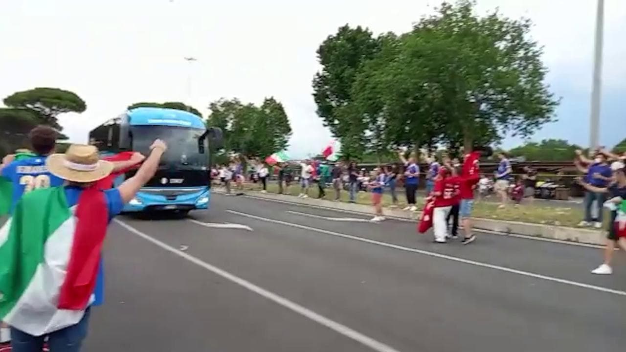 Euro2020, l'arrivo dell'Italia allo stadio Olimpico: cori e applausi dai tifosi