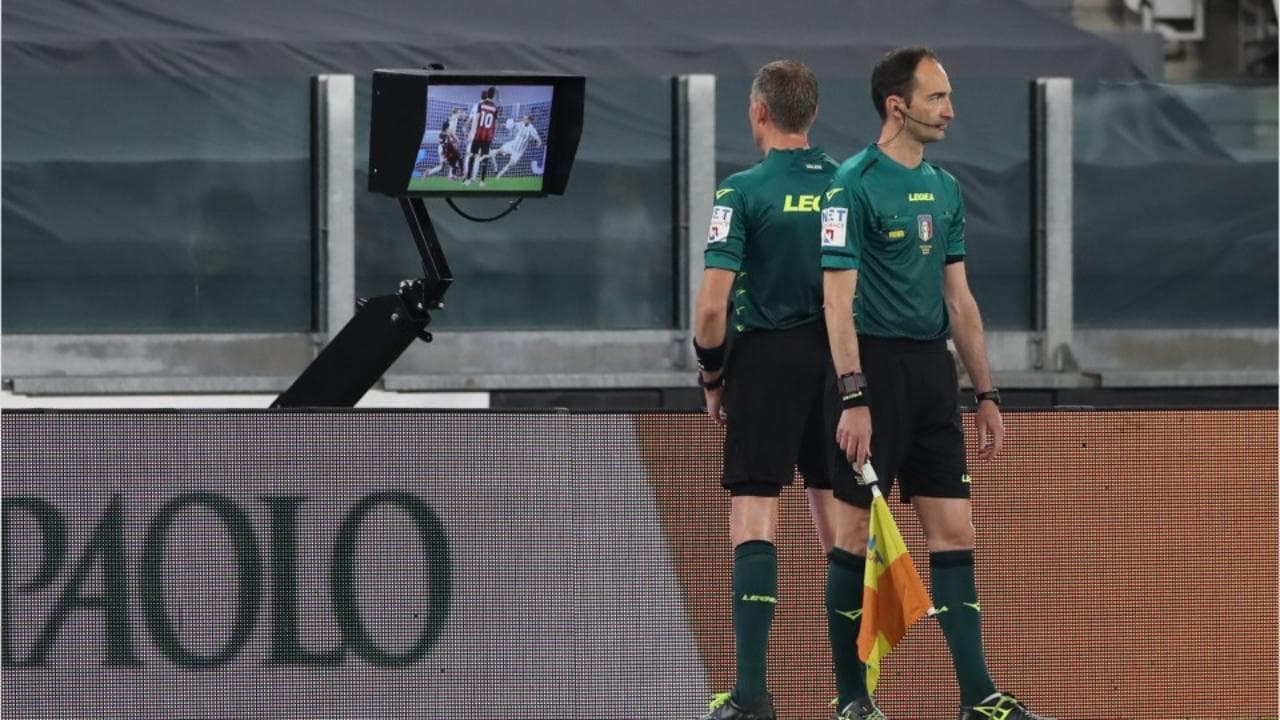 Euro2020, come funziona il var: cambia la regola sui falli di mano