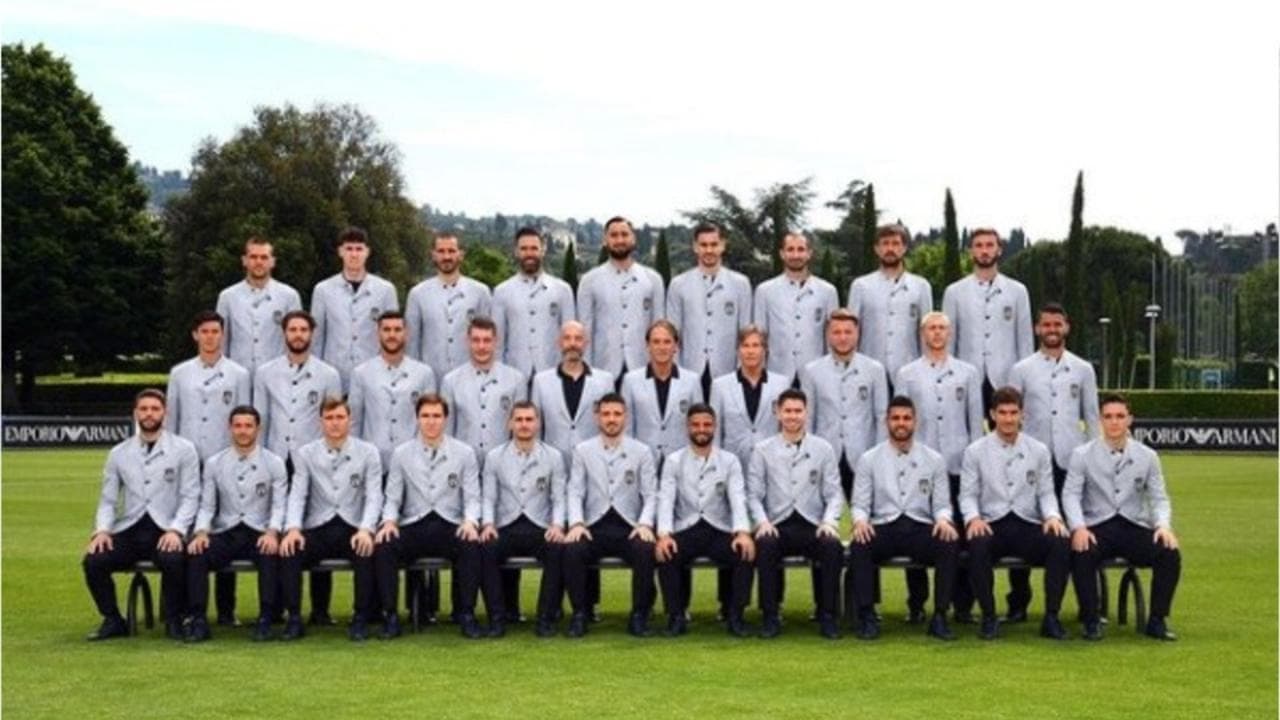 Europei 2021, ai tifosi non piace la divisa ufficiale italiana: "Sembra la Nazionale di Masterchef"
