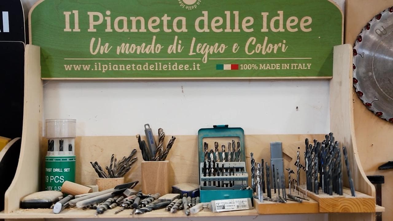 Storie di solidarietà, la falegnameria creativa che progetta dispositivi anti-Covid