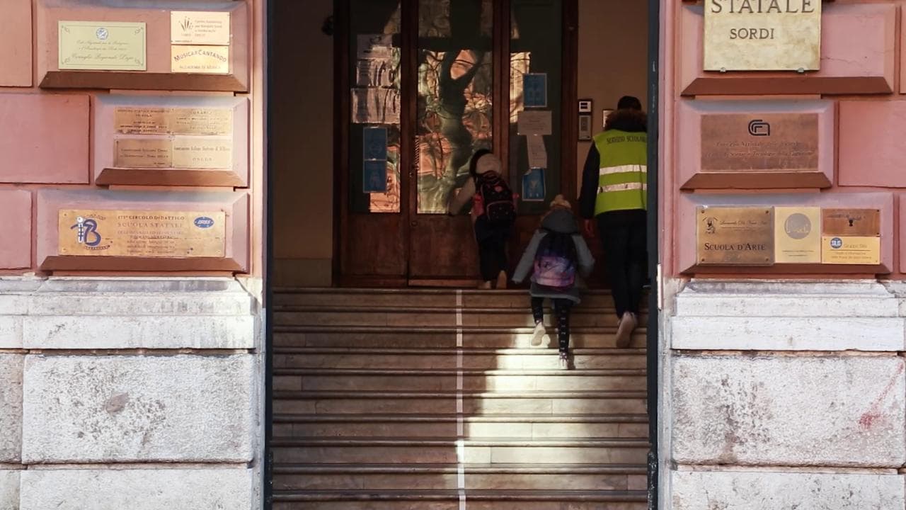 Storie di solidarietà, la scuola di Roma dove bimbi sordi e udenti studiano insieme