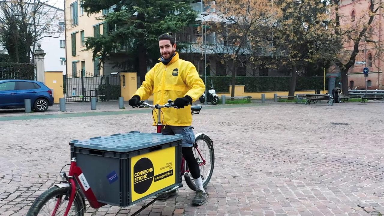 Storie di solidarietà, a Bologna c'è una rete etica di rider e commercianti