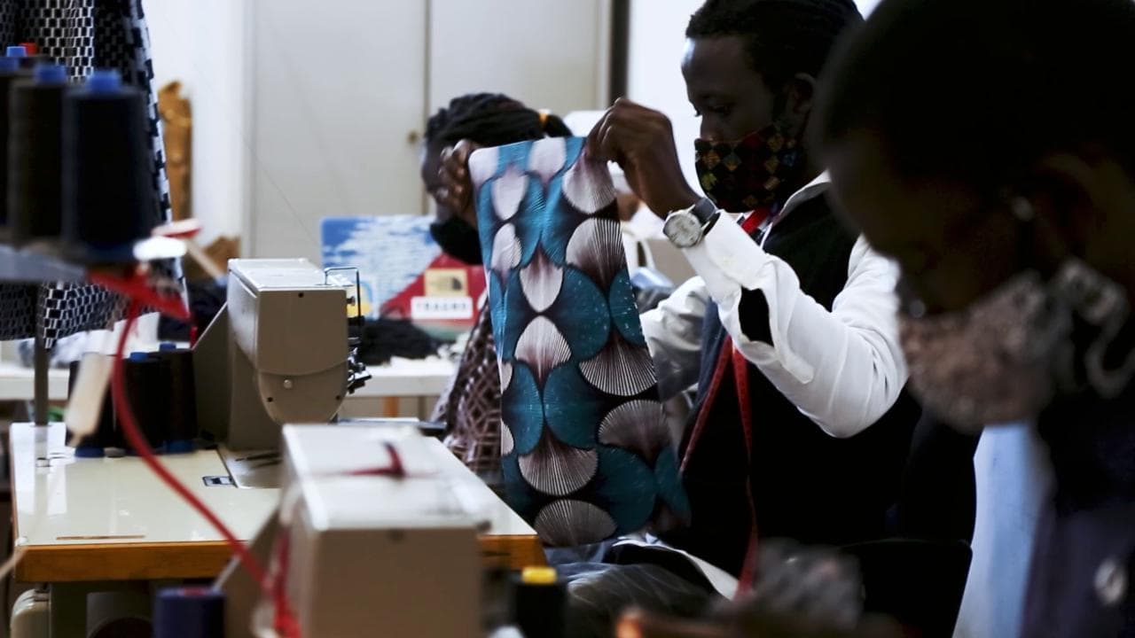 Roma, storie di solidarietà durante il Covid: le mascherine della sartoria sociale Coloriage