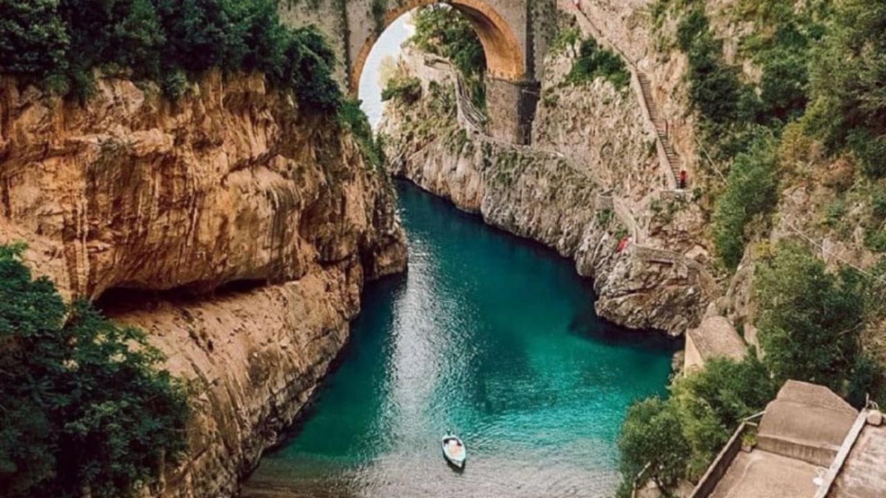 Italia da scoprire, da Sorrento ad Amalfi le perle meno note ai turisti: mulini e spiagge paradisiache
