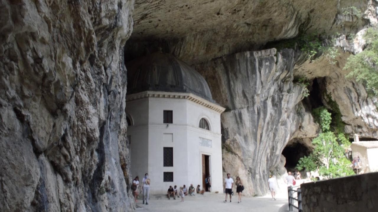 Italia da scoprire, da Frasassi al Tempio del Valadier: i gioielli nascosti delle montagne marchigiane