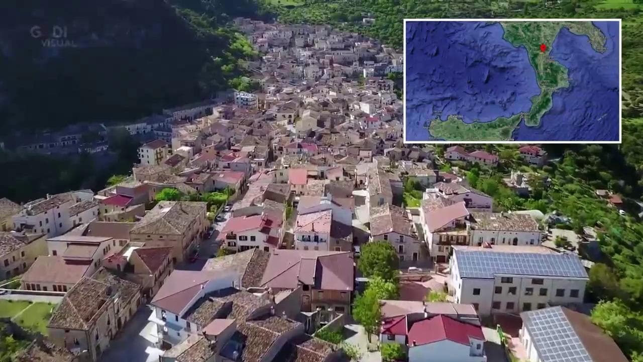 L'Italia da scoprire, leggende e case parlanti a Civita: il borgo calabrese fondato dagli italo-albanesi