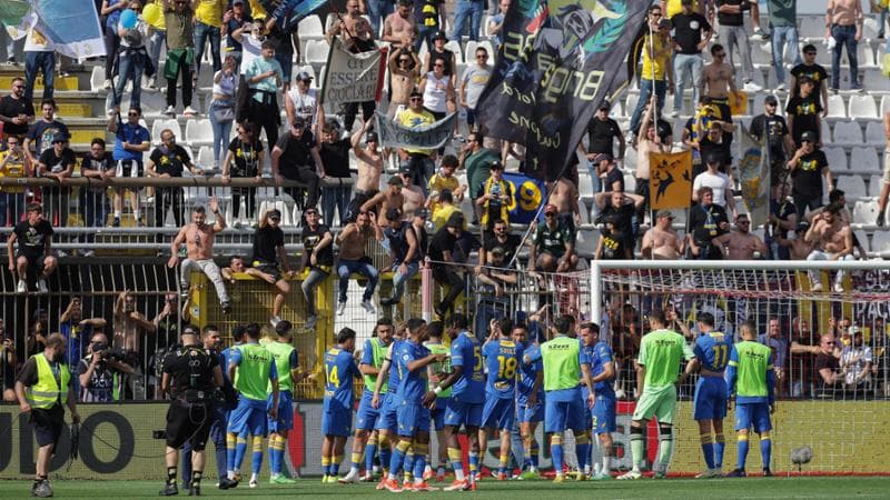 I giocatori del Frosinone festeggiano a fine partita