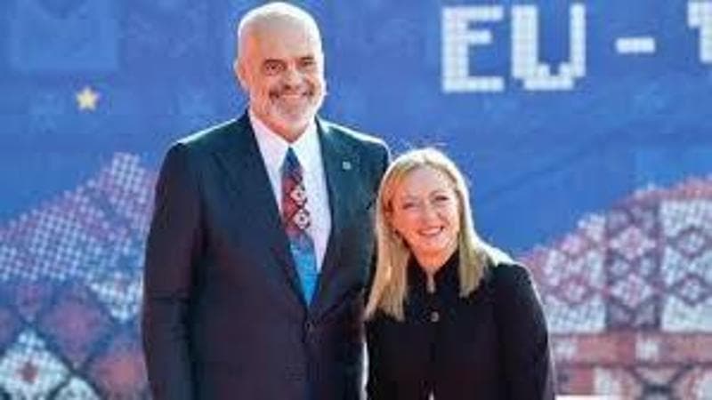 Albania, l’appalto per la gestione dei migranti parte oggi ma i centri non ci sono. E Meloni è costretta a rinviare la sua visita