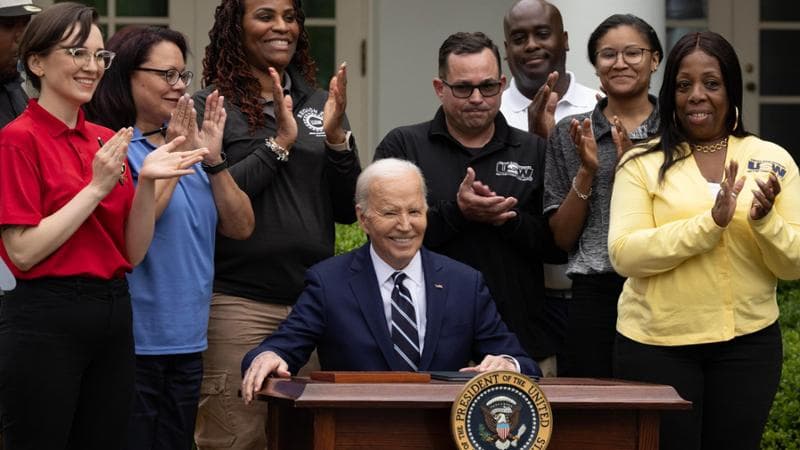 Washington, 14 maggio: il presidente Joe Biden con i rappresentanti dei lavoratori alla Casa Bianca