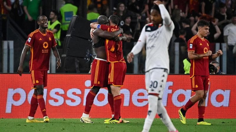 Lukaku festeggiato dai compagni dopo il gol vittoria