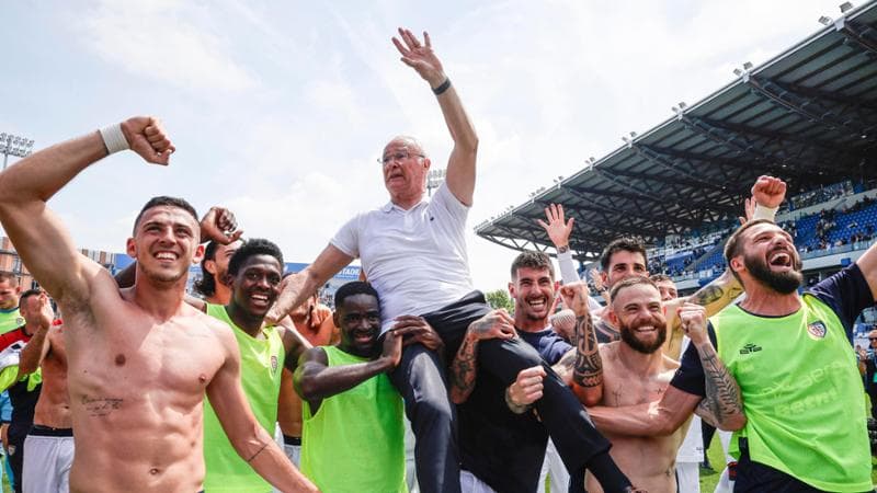 Ranieri portato in trionfo dai giocatori del Cagliari