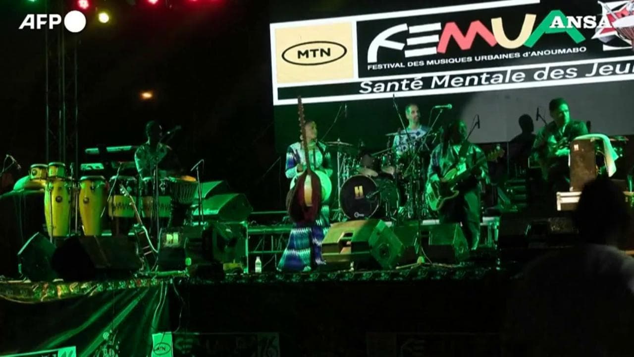 La musicista gambiana che rompe un tabù: Sona Jobarteh è la prima suonatrice professionista di kora
