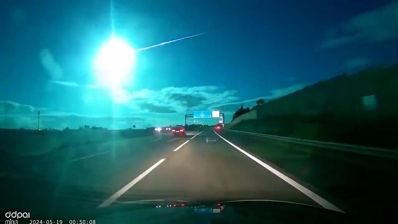 Un lampo blu illumina i cieli del Portogallo: le incredibili immagini del passaggio di un meteorite