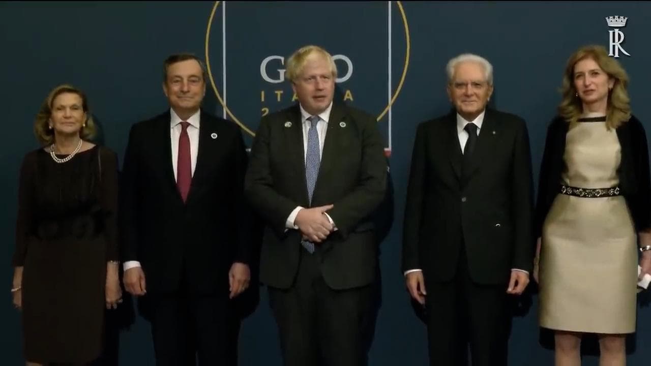 G20, Johnson elenca i 7 colli di Roma ma ne manca uno: il suggerimento (sbagliato) di Draghi e il sorriso di Mattarella