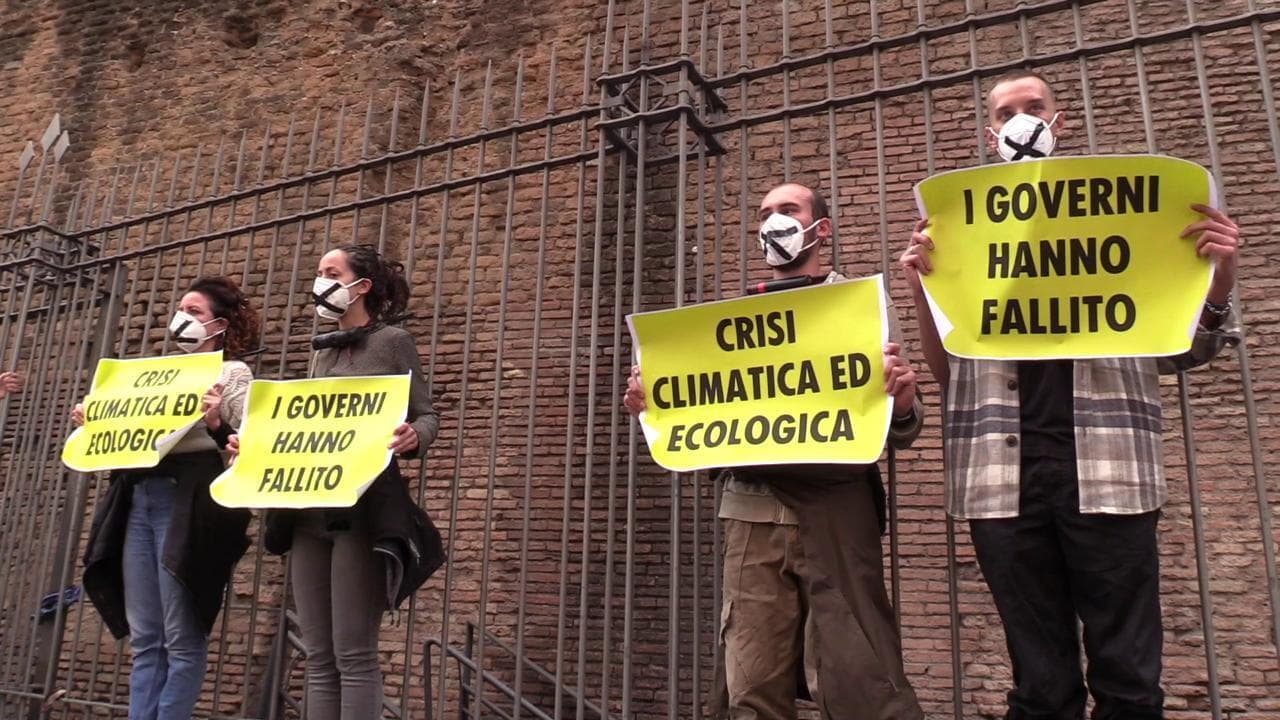 G20, attivisti si incatenano ai mercati di Traiano e bloccano via Nazionale