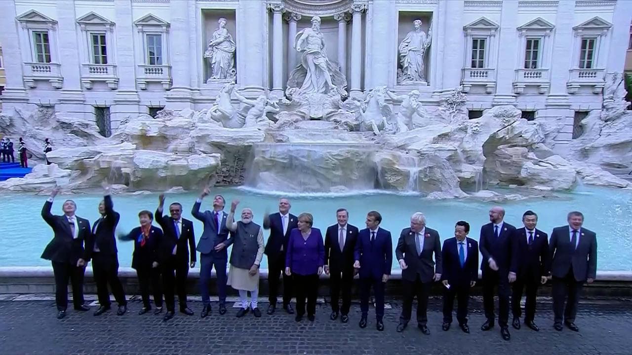 G20, i leader dei paesi nel centro di Roma: il lancio della monetina nella Fontana di Trevi