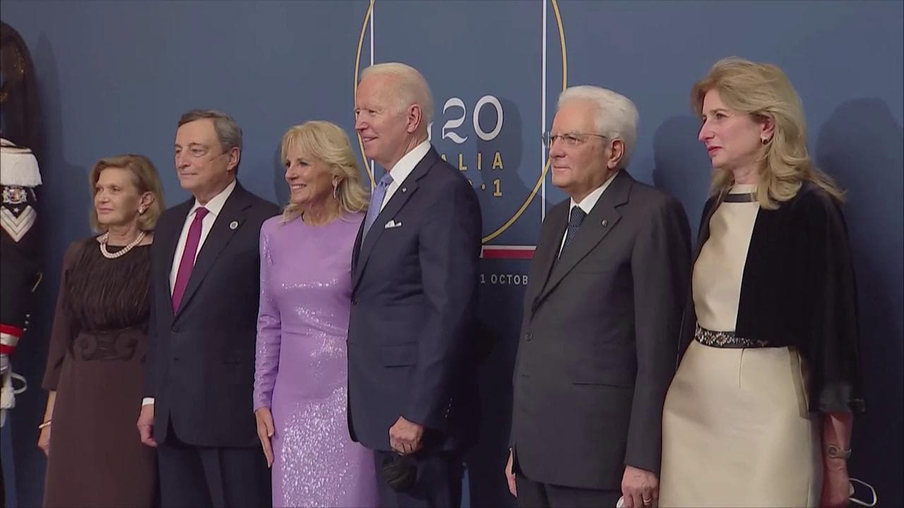G20 a Roma, Biden al Quirinale: stretta di mano con Mattarella e Draghi prima della cena ufficiale
