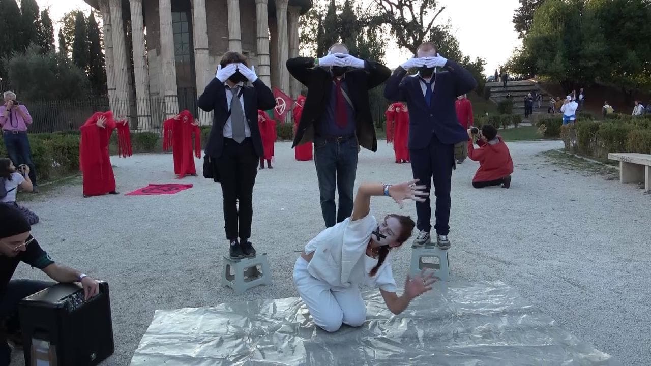 L'umanità ricoperta dal petrolio, il flash-mob di Extinction Rebellion alla protesta contro il G20