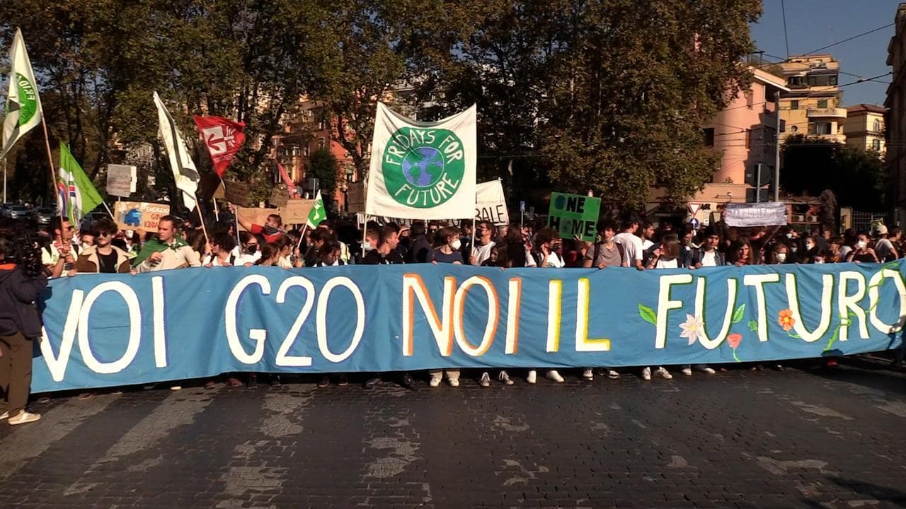 Roma, la protesta contro il G20: "Siamo il futuro che si ribella ai potenti"
