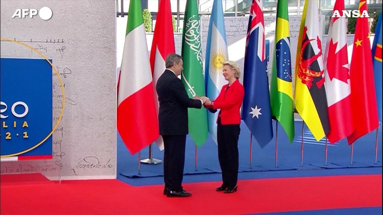 G20, il premier Draghi accoglie i leader mondiali: la stretta di mano con Ursula von der Leyen