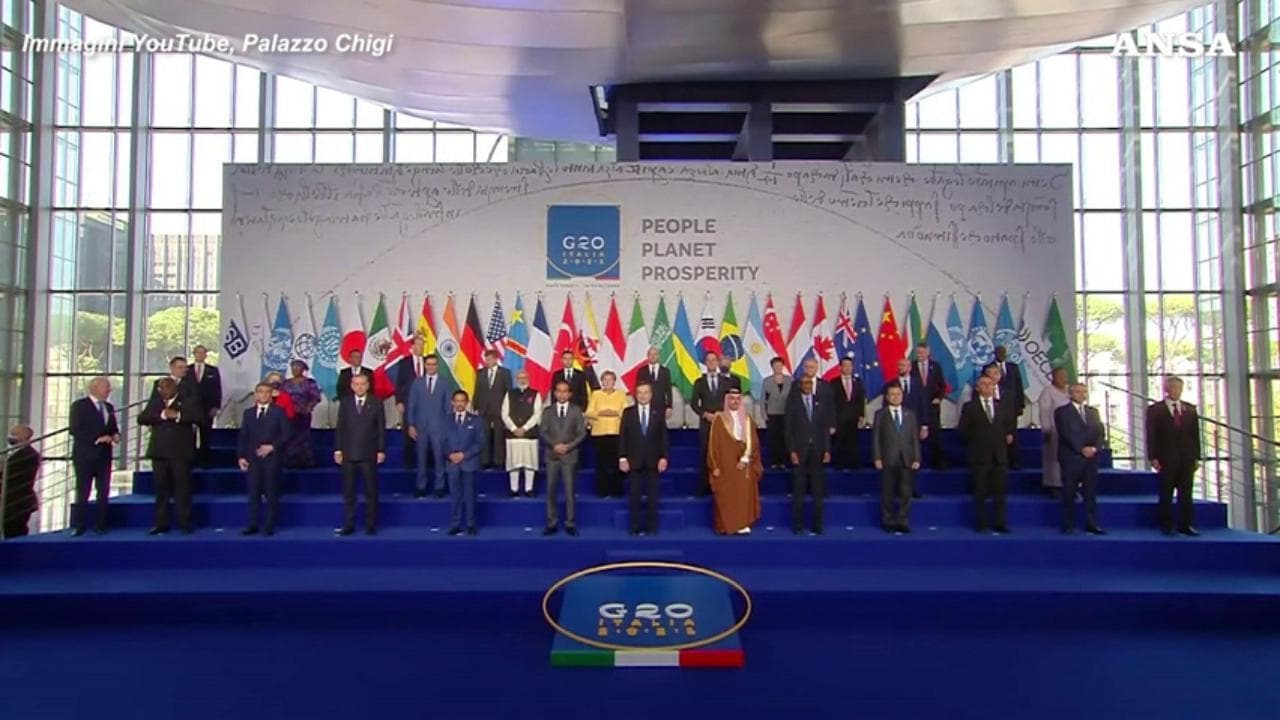 G20, Johnson in ritardo per la foto di gruppo, Draghi lo chiama: "Boris, Boris"