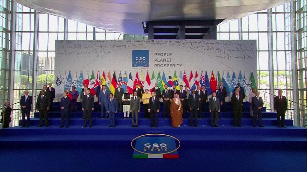 G20 Roma, nella foto di gruppo ci sono anche medici e infermieri: l'applauso dei leader mondiali