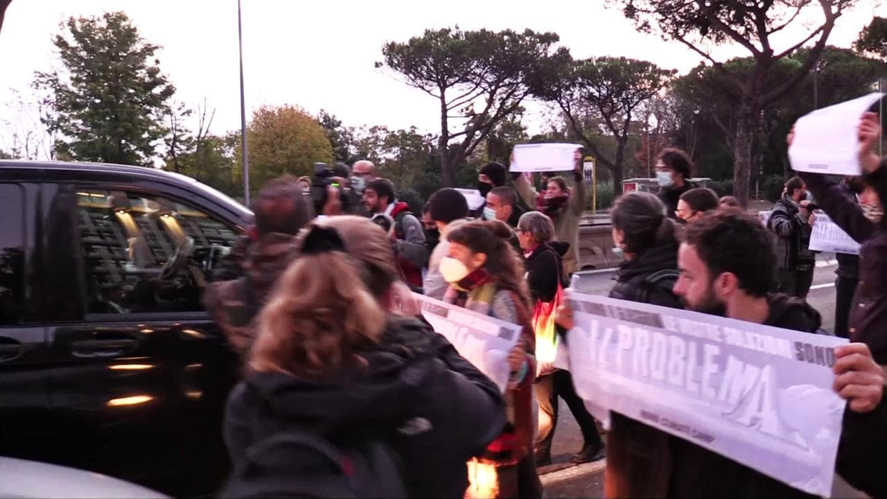 G20, ambientalisti bloccano via Colombo a Roma: spostati di peso dalle forze dell'ordine