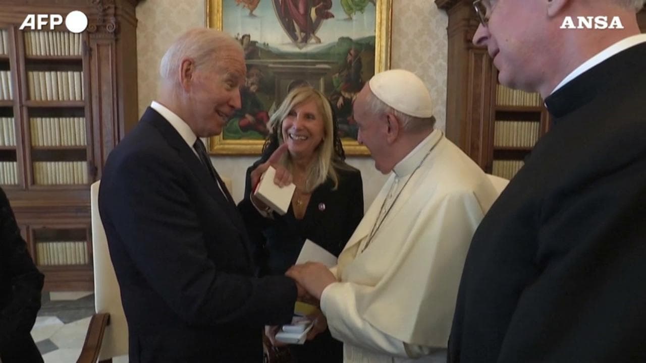 G20, Joe Biden regala una moneta al Papa: "Mio figlio avrebbe voluto darvi questo dono"