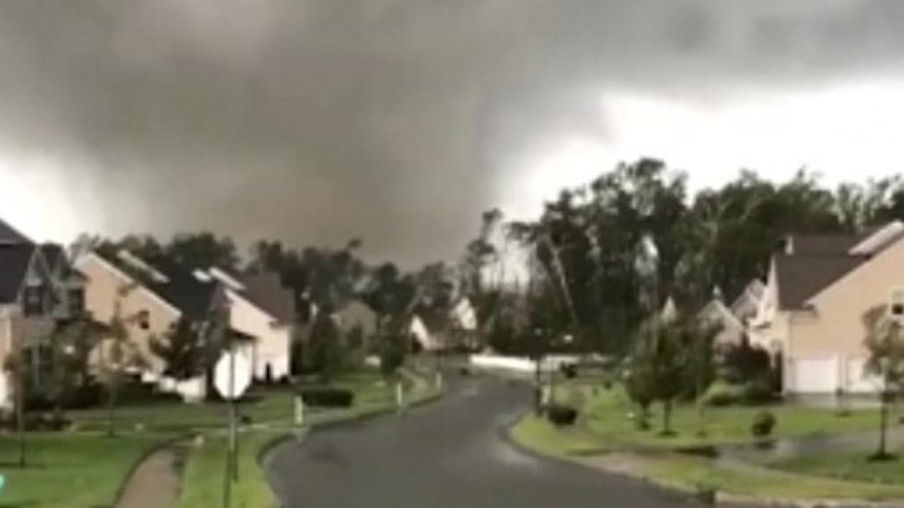 Tornado con venti a 240 km/h si abbatte a due ore da Manhattan, lascia distruzione totale: il prima e dopo