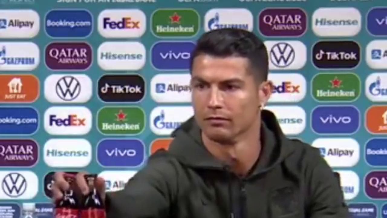Europei, Cristiano Ronaldo nasconde la Coca Cola durante la conferenza: "Bevete acqua"