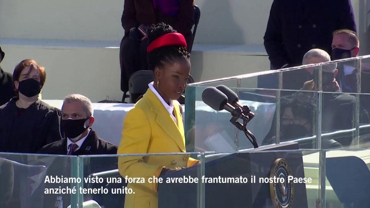 Inauguration Day, la poesia di Amanda Gorman emoziona gli Usa: "La democrazia non può essere distrutta"