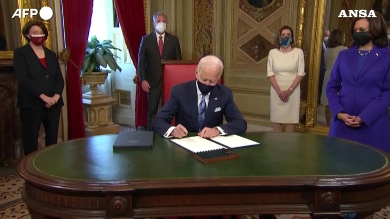 Inauguration Day, Biden firma i suoi primi documenti ufficiali come presidente Usa