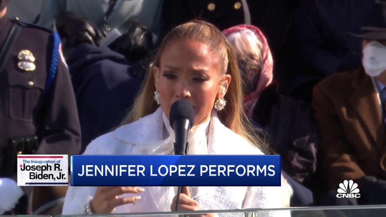 Inauguration Day, Jennifer Lopez canta "This land is your land" e poi grida in spagnolo: "Libertà e giustizia per tutti"