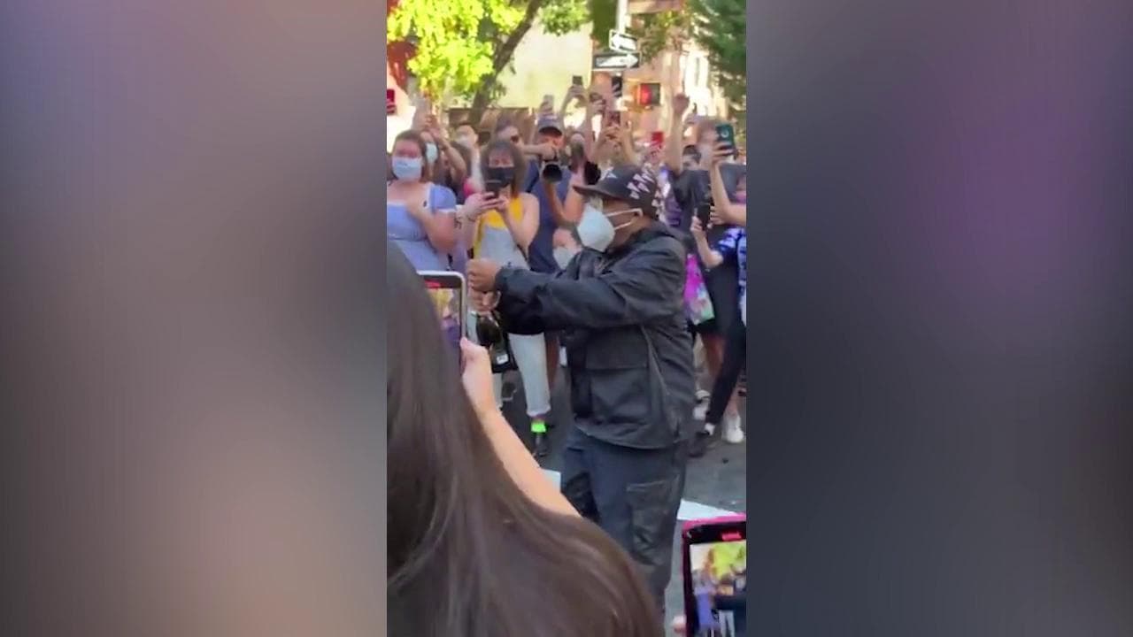 Joe Biden presidente, Spike Lee festeggia stappando lo champagne in strada