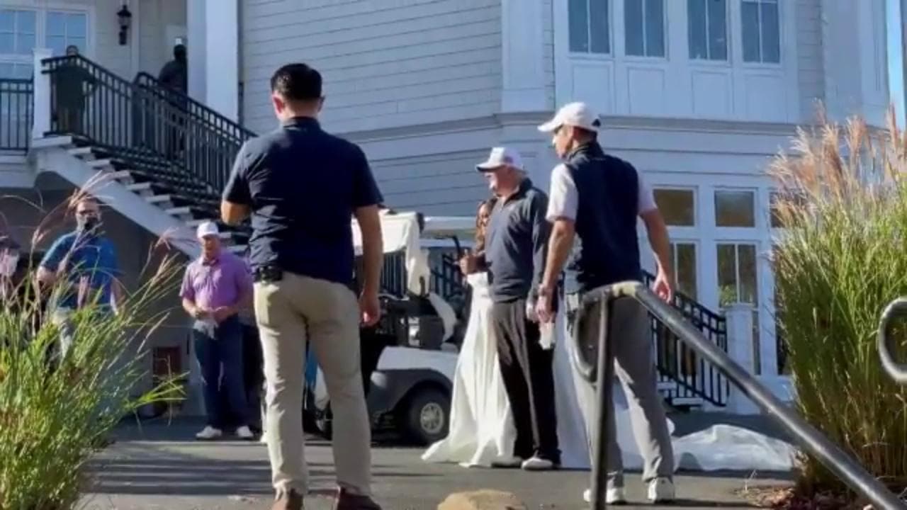 Joe Biden presidente, dopo la partita a golf per Trump foto ricordo con una sposa
