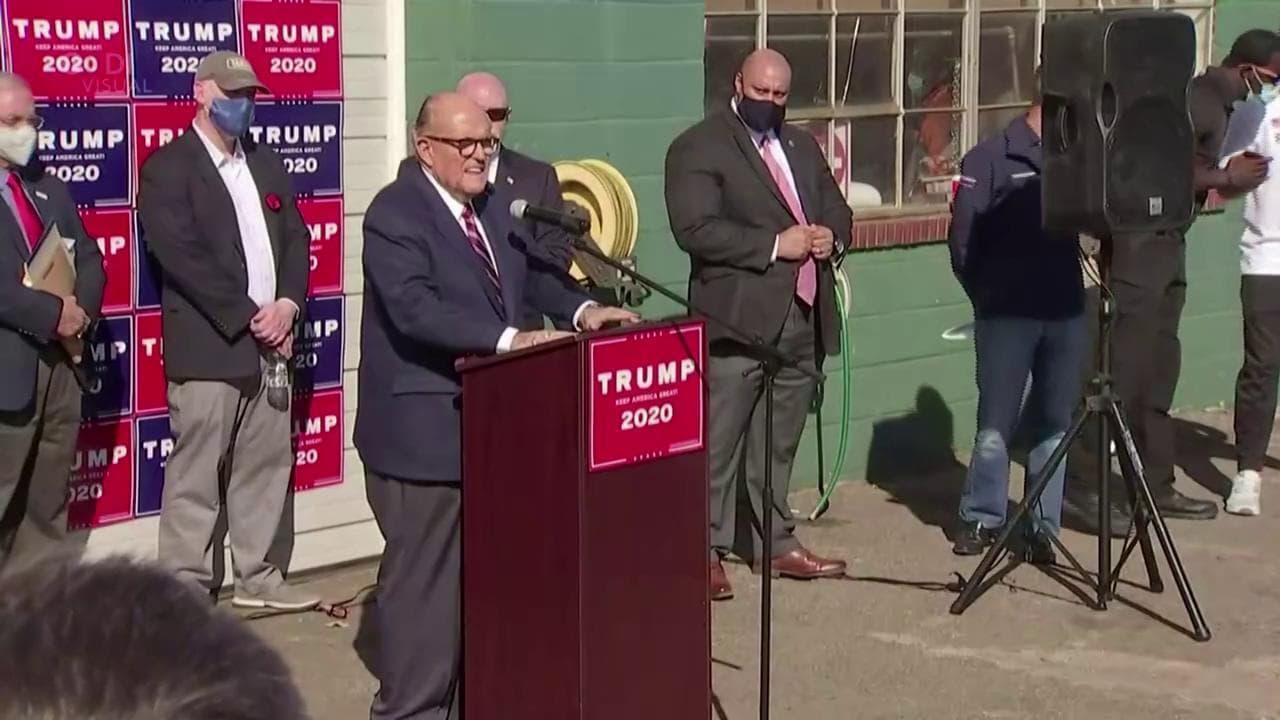 Biden presidente, l'epilogo surreale della campagna elettorale di Trump: la conferenza stampa in un parcheggio