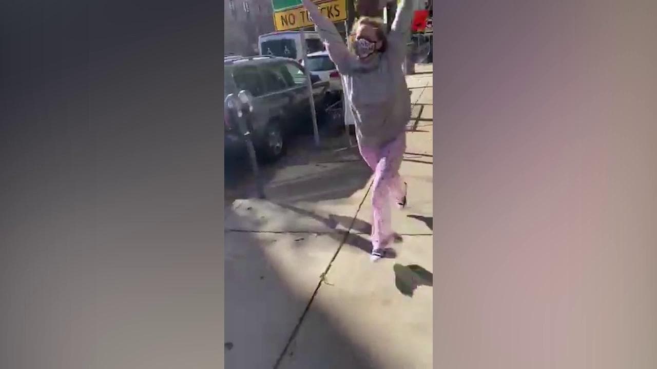 Joe Biden presidente, la gioia di Jennifer Lawrence è incontenibile: l'attrice festeggia per strada in pigiama