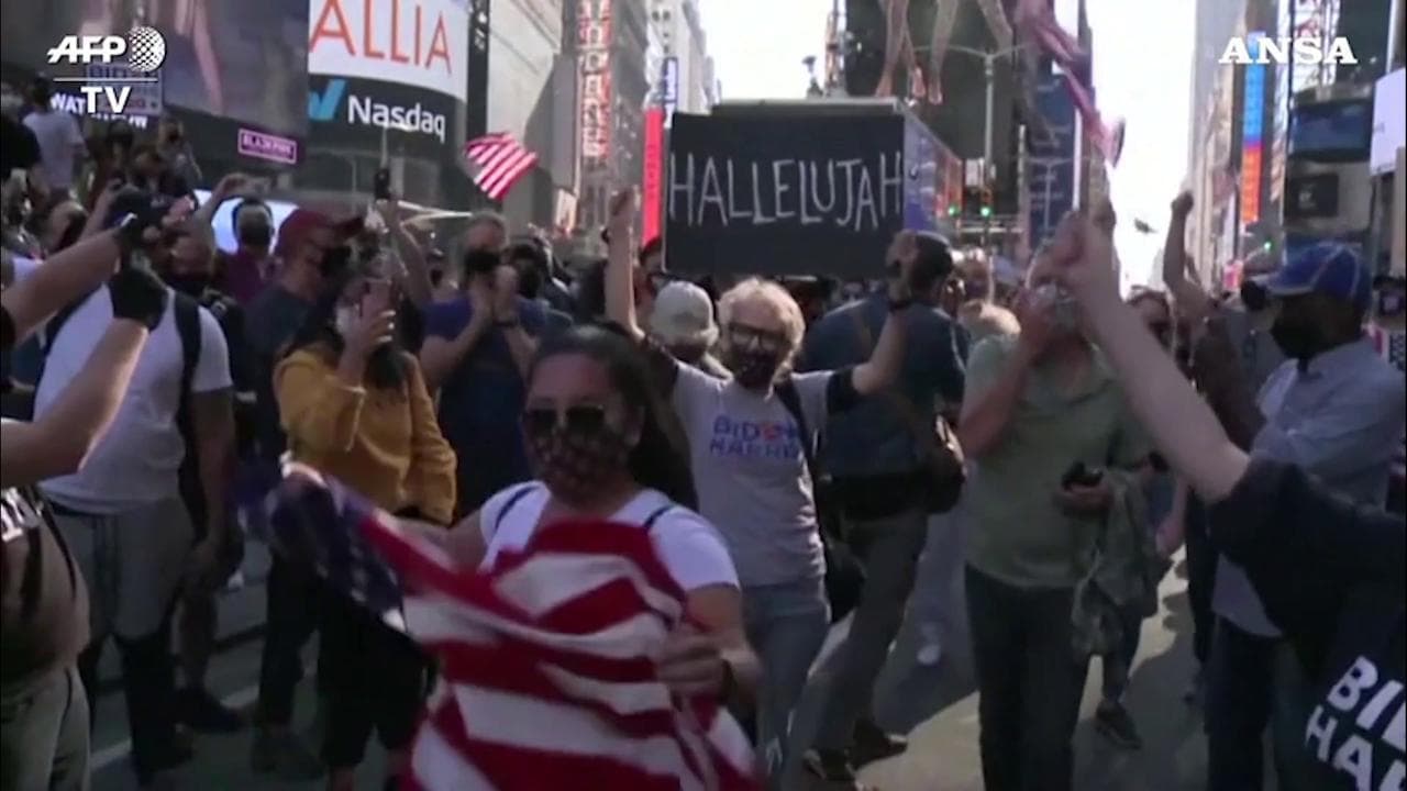 Joe Biden presidente, i festeggiamenti a Times Square