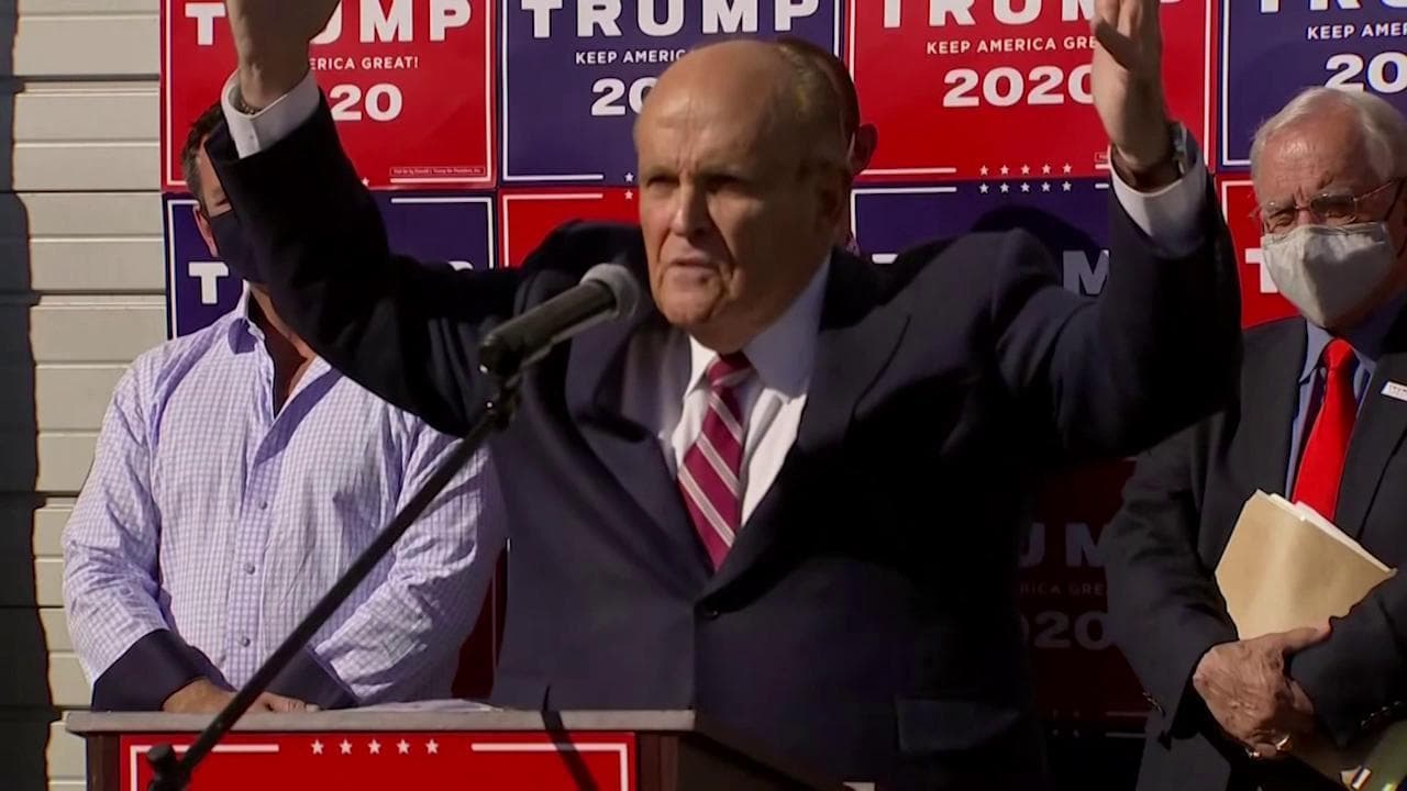 Biden presidente, Rudy Giuliani non riconosce la sconfitta: "Spariti 700mila voti pro Trump, faremo causa"