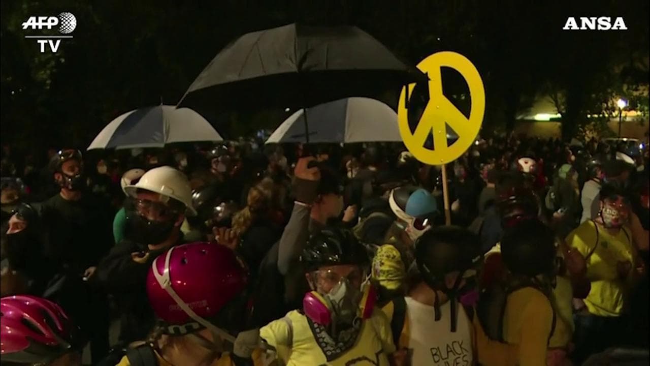 Portland, scontri alla manifestazione in ricordo di Floyd: decine di donne creano il "muro delle madri"