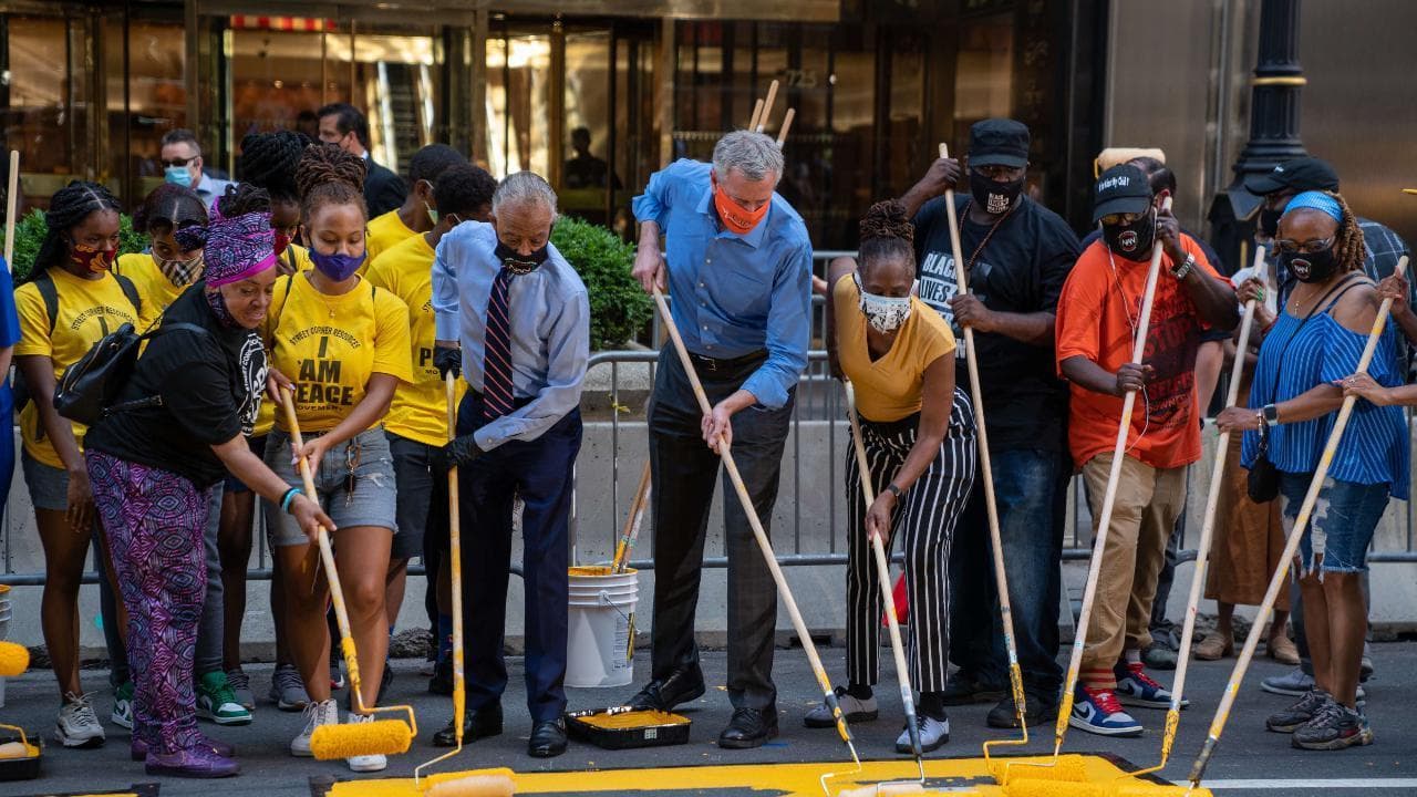 New York, enorme scritta "Black Lives Matter" davanti la Trump Tower: de Blasio sfida il presidente
