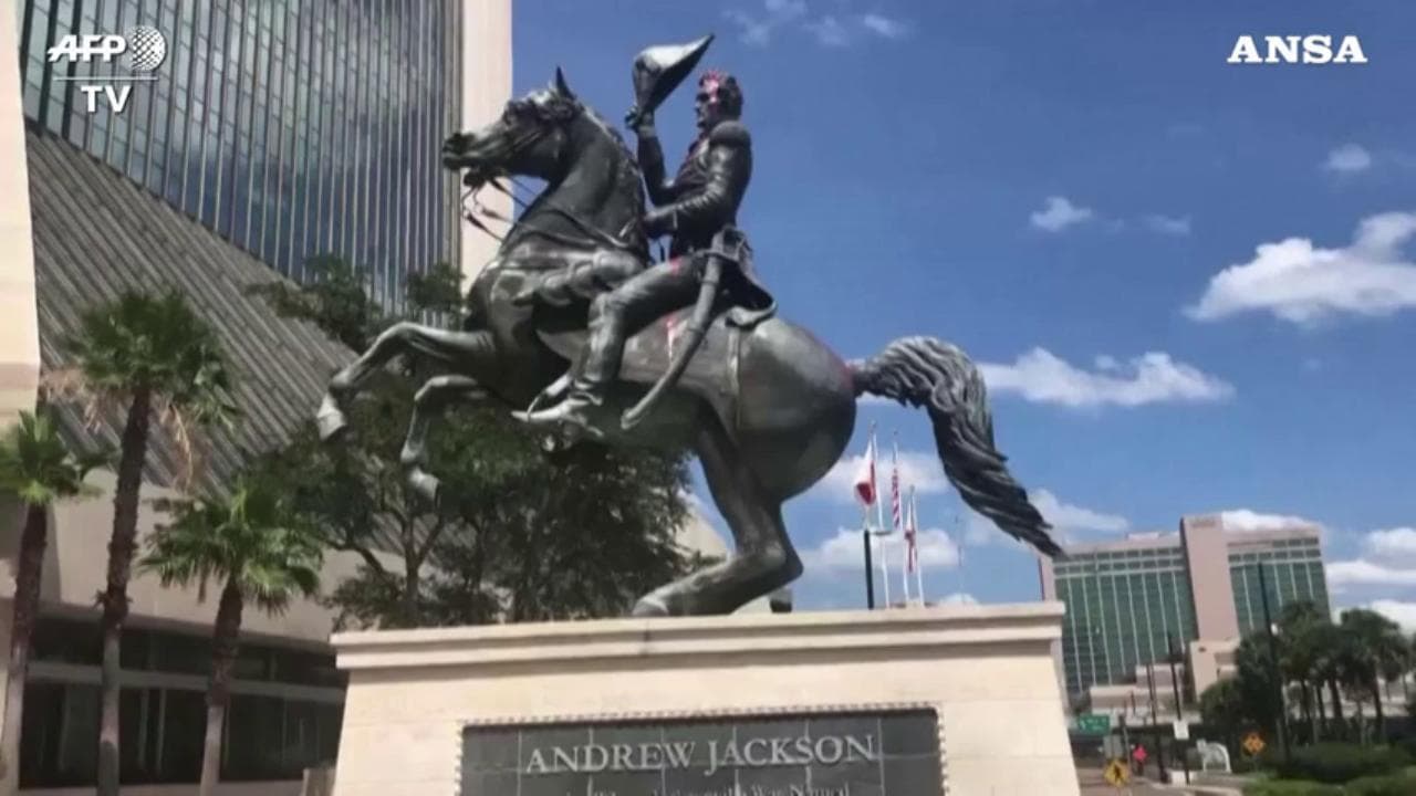 Usa, un'altra statua di Andrew Jackson vandalizzata: vernice rossa sul monumento in Florida