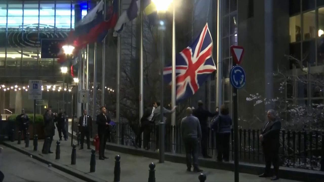 Brexit, la bandiera del Regno Unito viene rimossa all'esterno del Parlamento Europeo