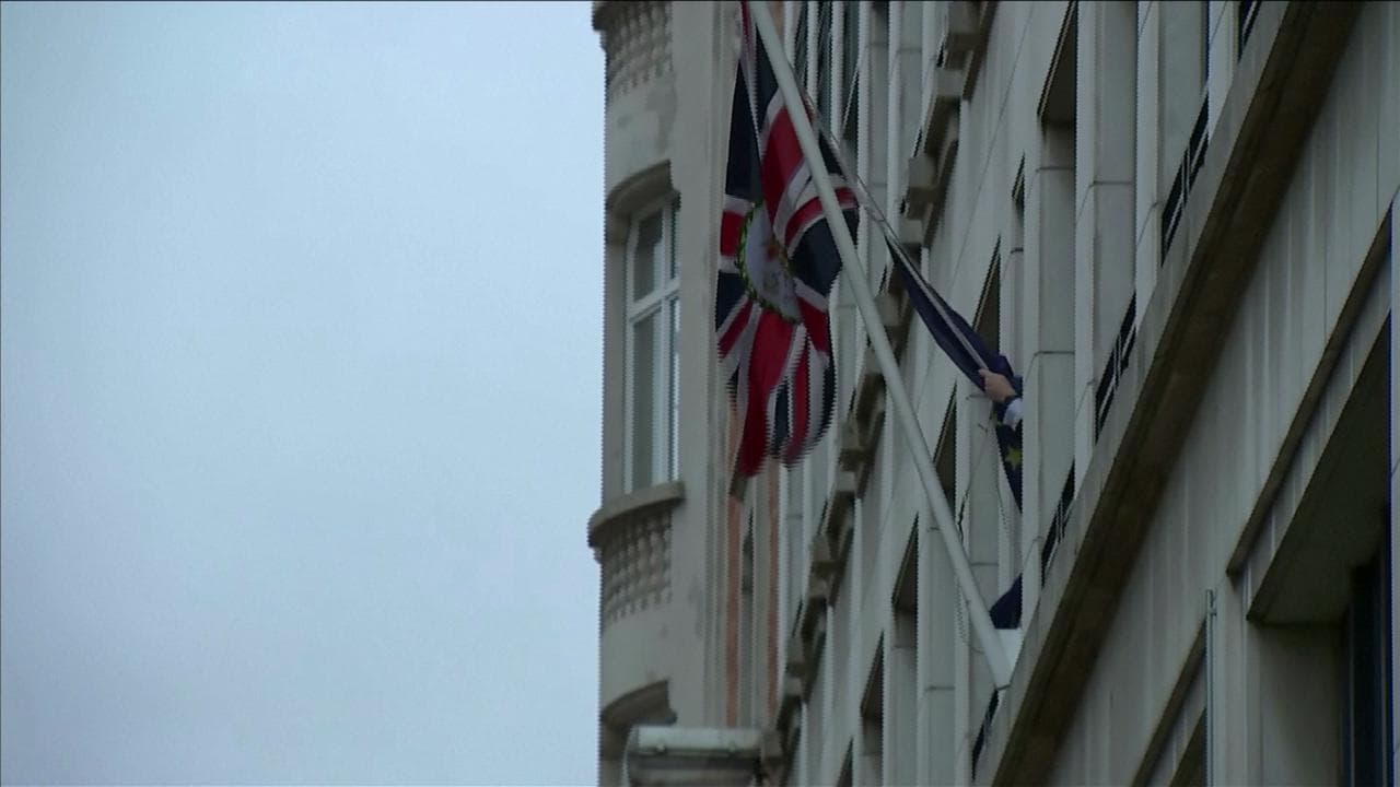 Brexit, l'addio in un gesto: l'ambasciata Uk a Bruxelles toglie la bandiera europea